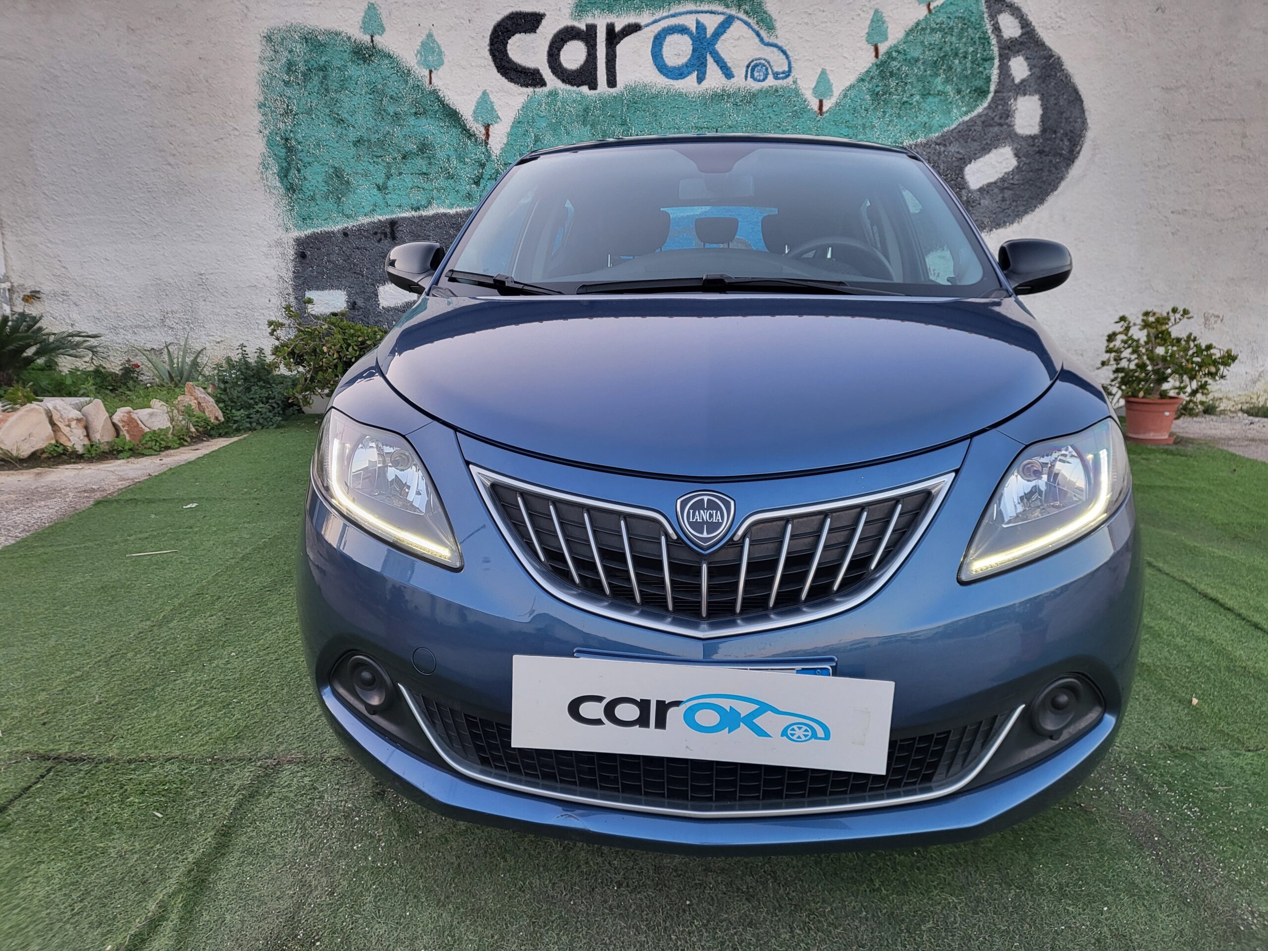 
								LANCIA YPSILON 1.0 HYBRID SILVER completo									