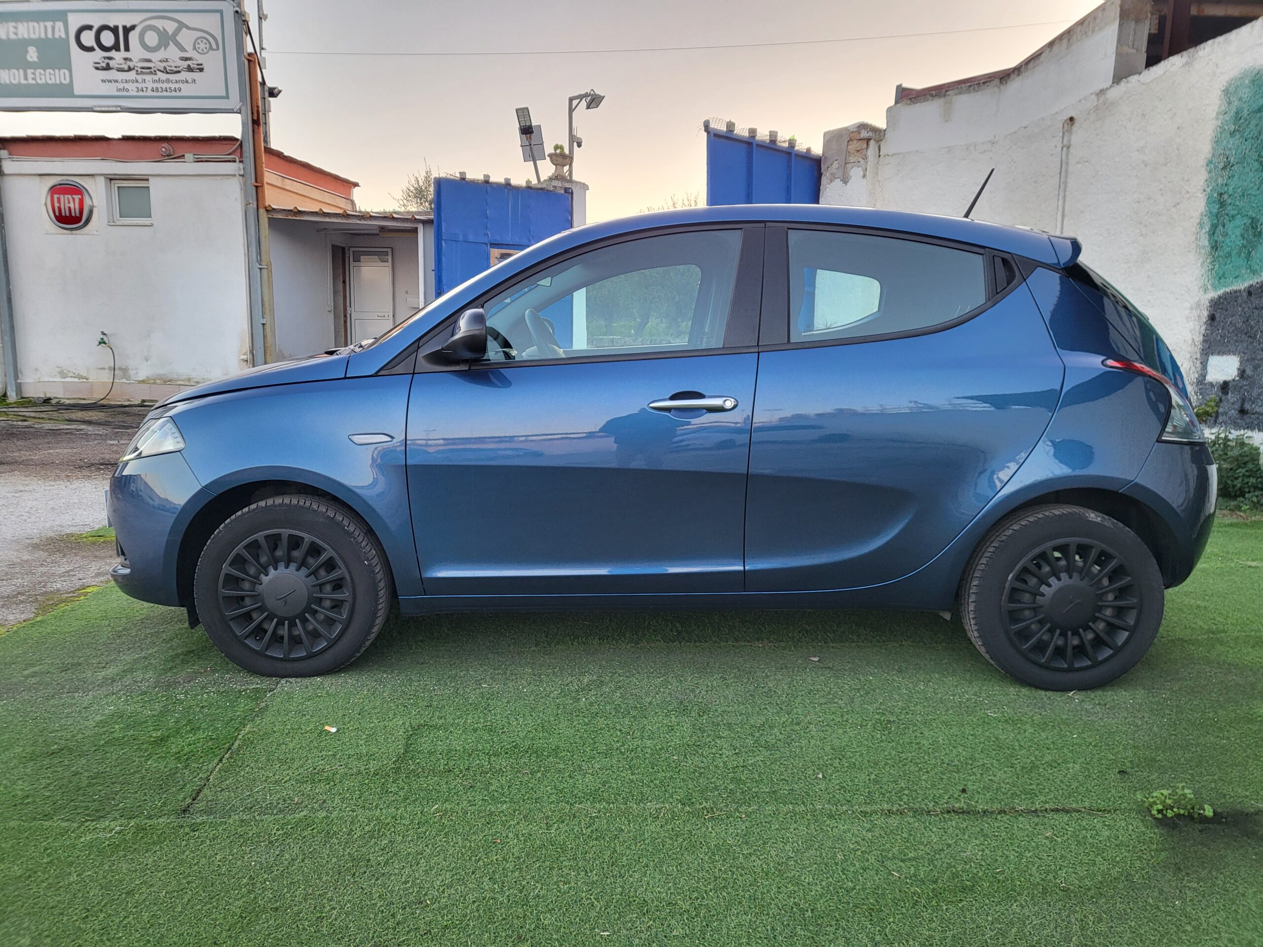 
								LANCIA YPSILON 1.0 HYBRID SILVER completo									