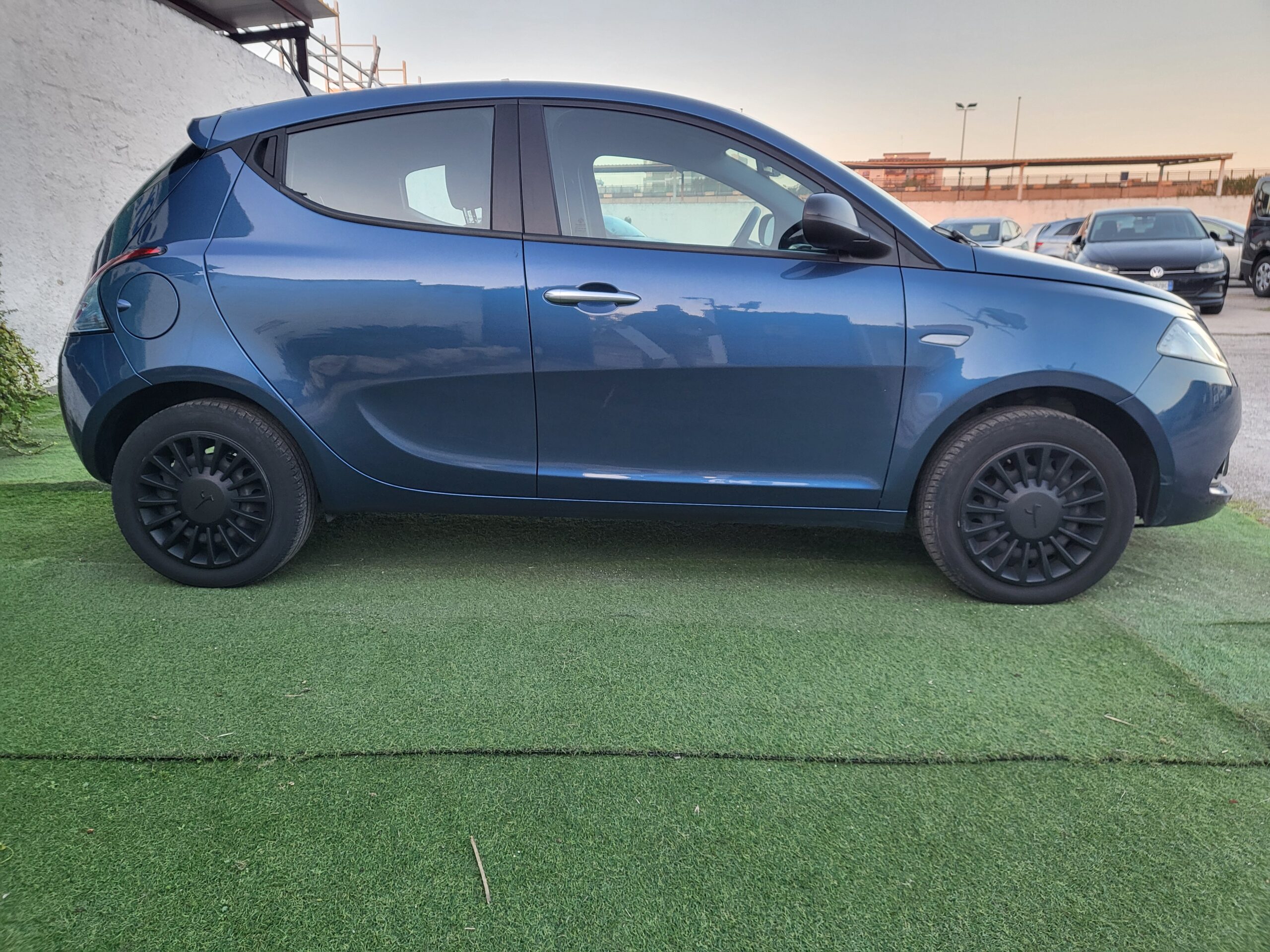 
								LANCIA YPSILON 1.0 HYBRID SILVER completo									
