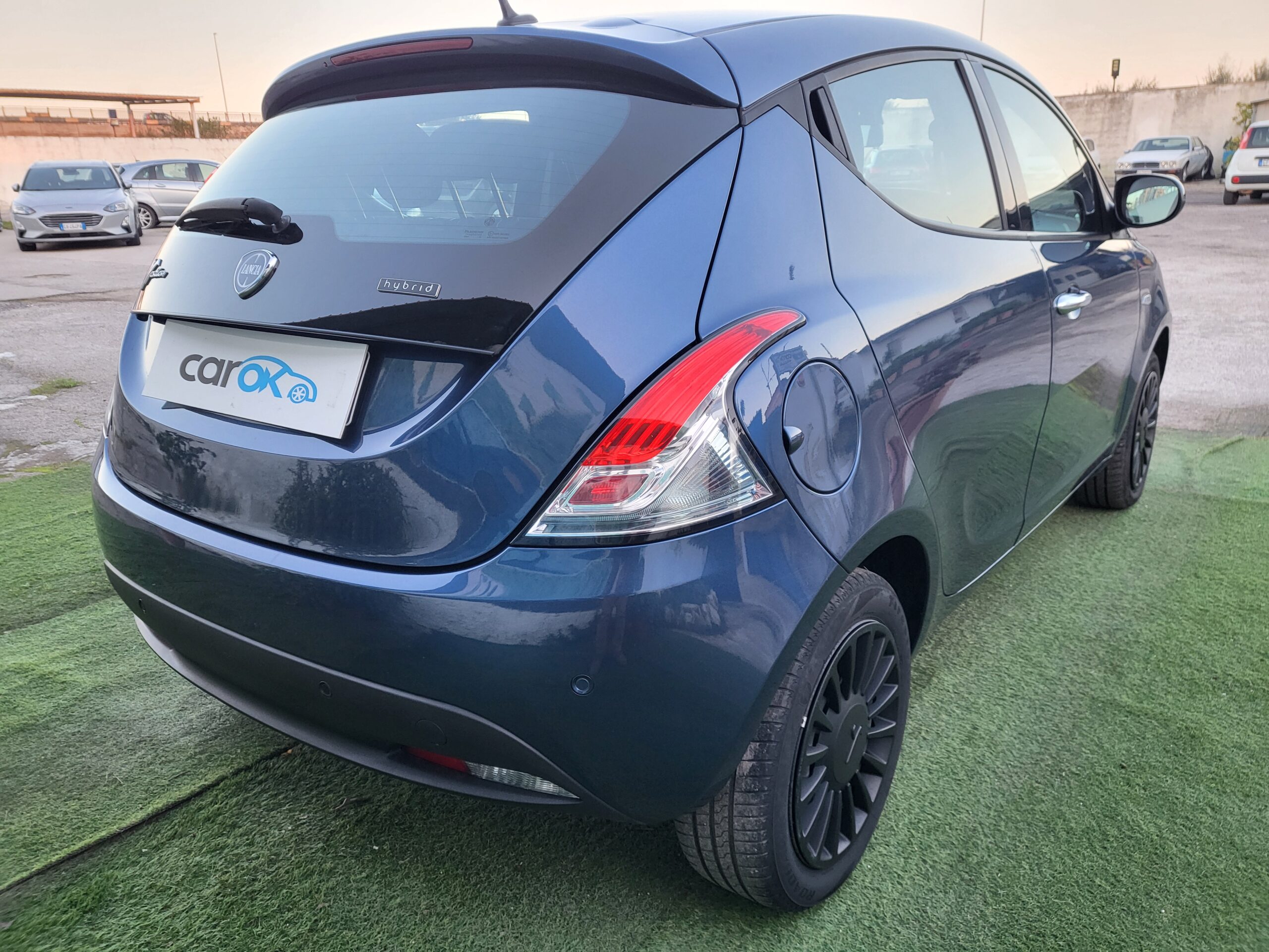 
								LANCIA YPSILON 1.0 HYBRID SILVER completo									