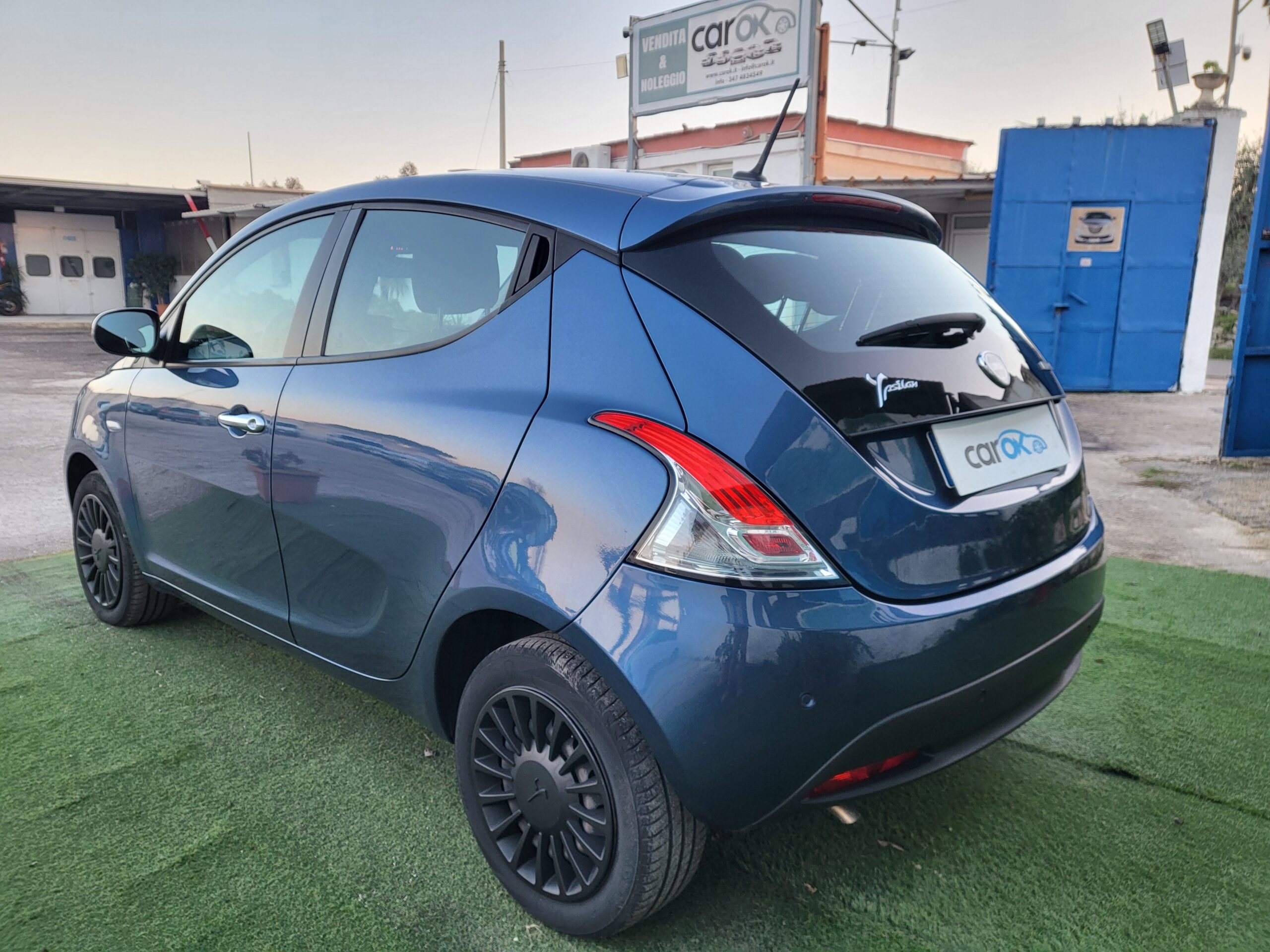 
								LANCIA YPSILON 1.0 HYBRID SILVER completo									