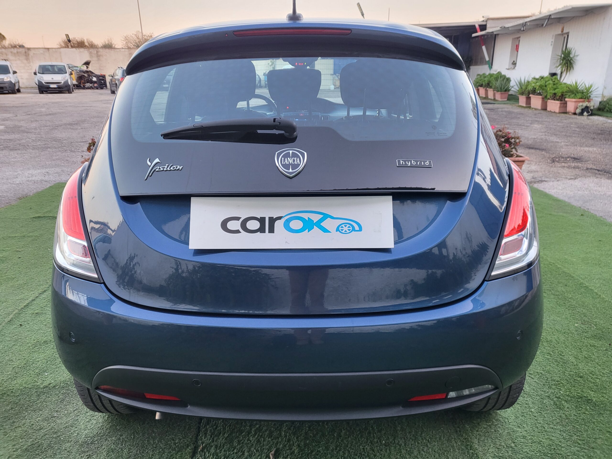 
								LANCIA YPSILON 1.0 HYBRID SILVER completo									