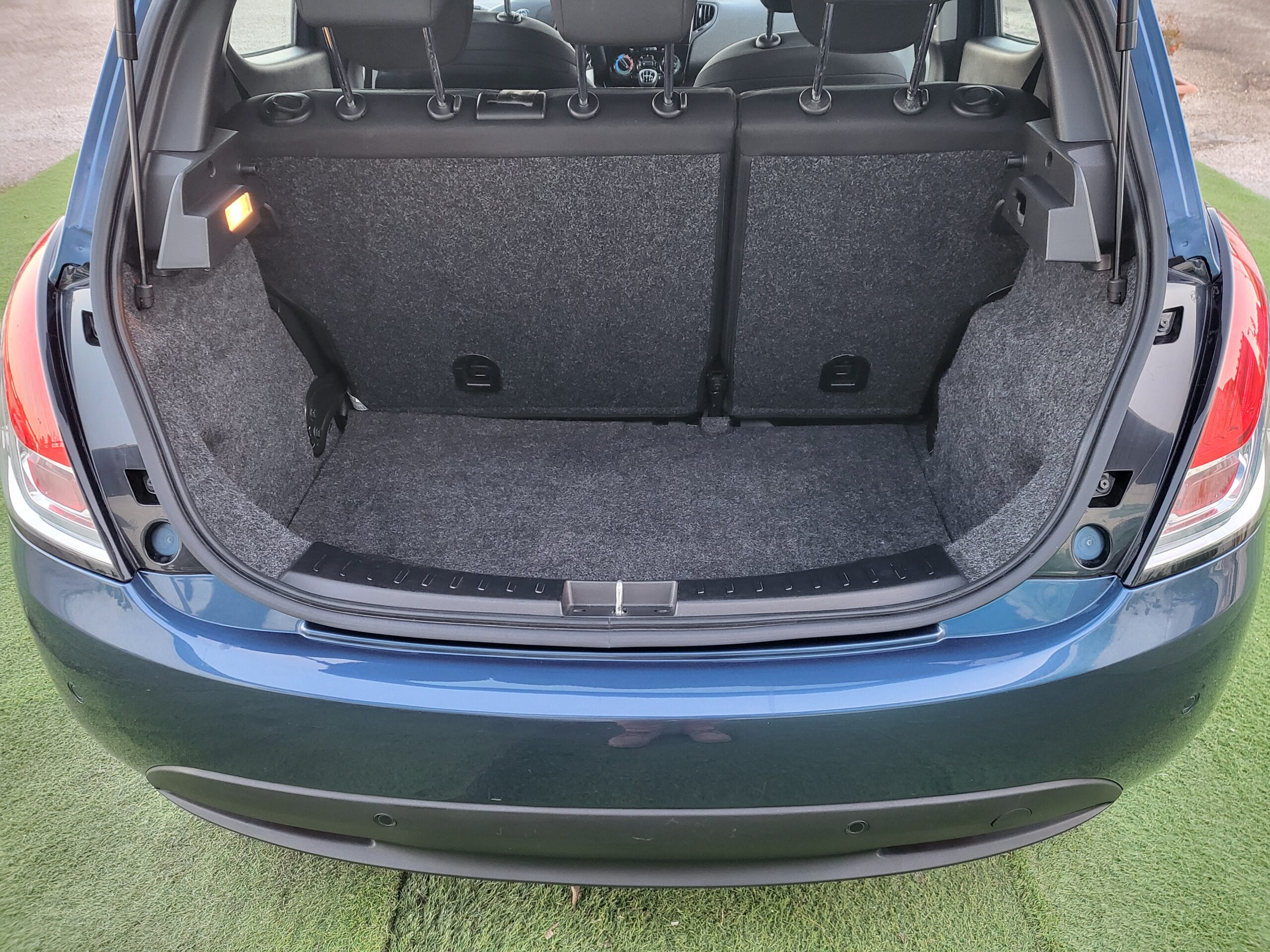 
								LANCIA YPSILON 1.0 HYBRID SILVER completo									