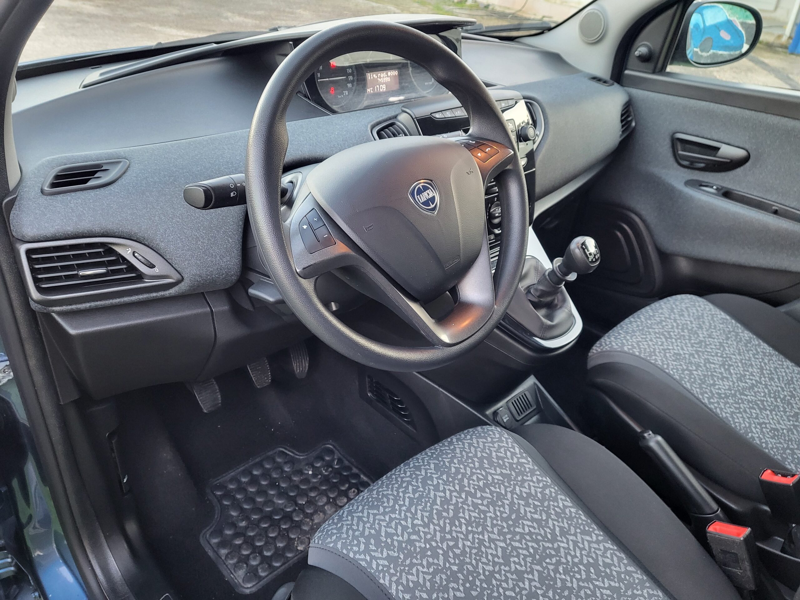 
								LANCIA YPSILON 1.0 HYBRID SILVER completo									