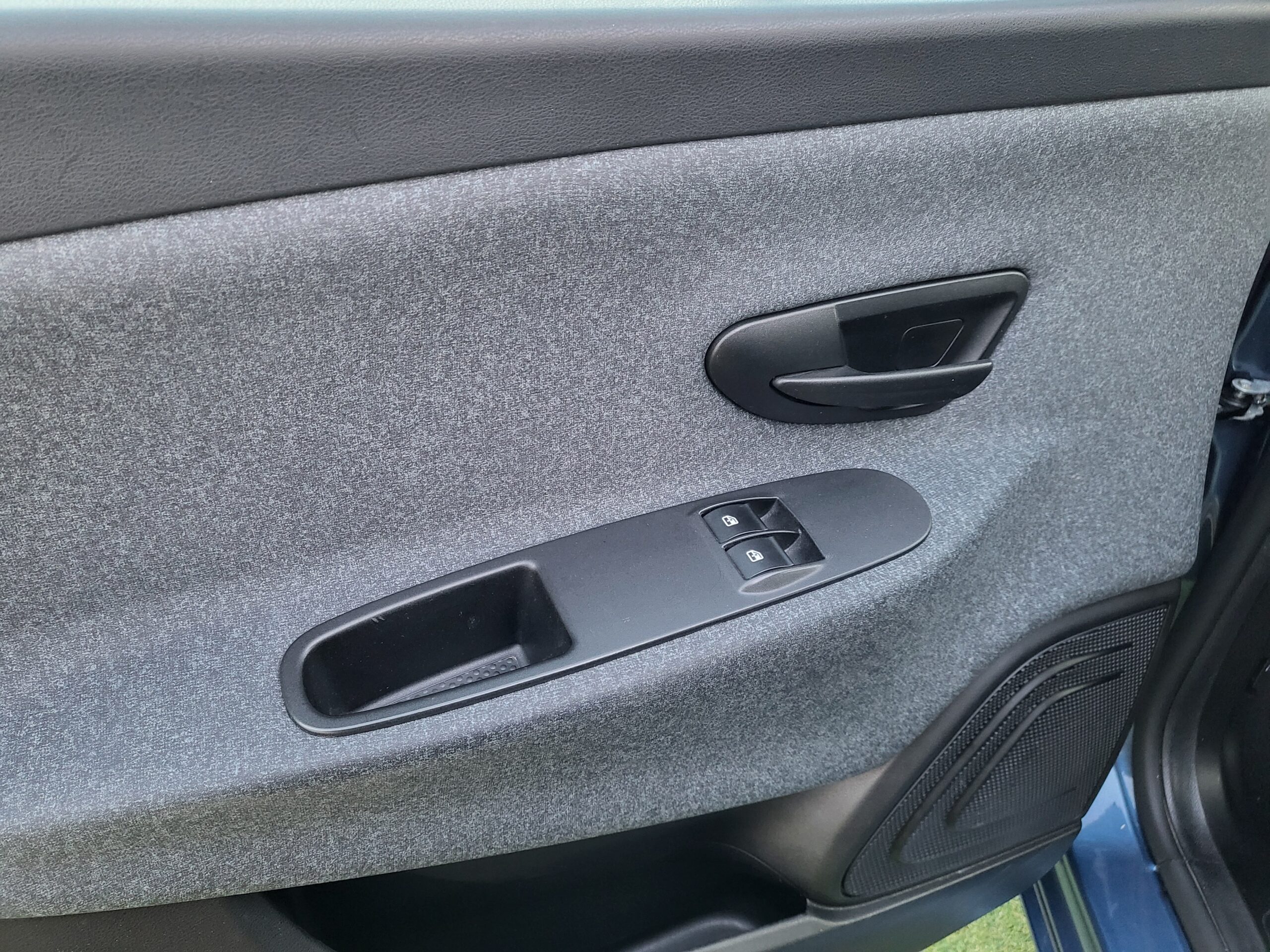 
								LANCIA YPSILON 1.0 HYBRID SILVER completo									