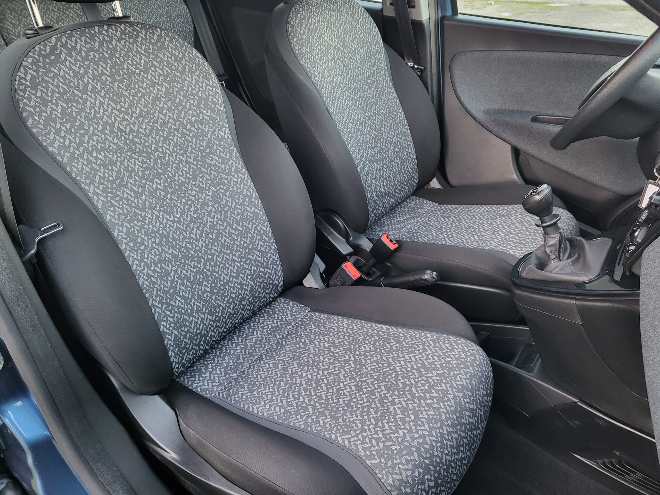 
								LANCIA YPSILON 1.0 HYBRID SILVER completo									