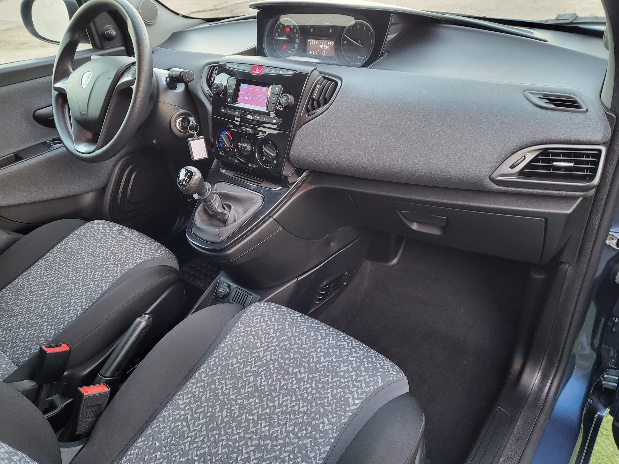 
								LANCIA YPSILON 1.0 HYBRID SILVER completo									