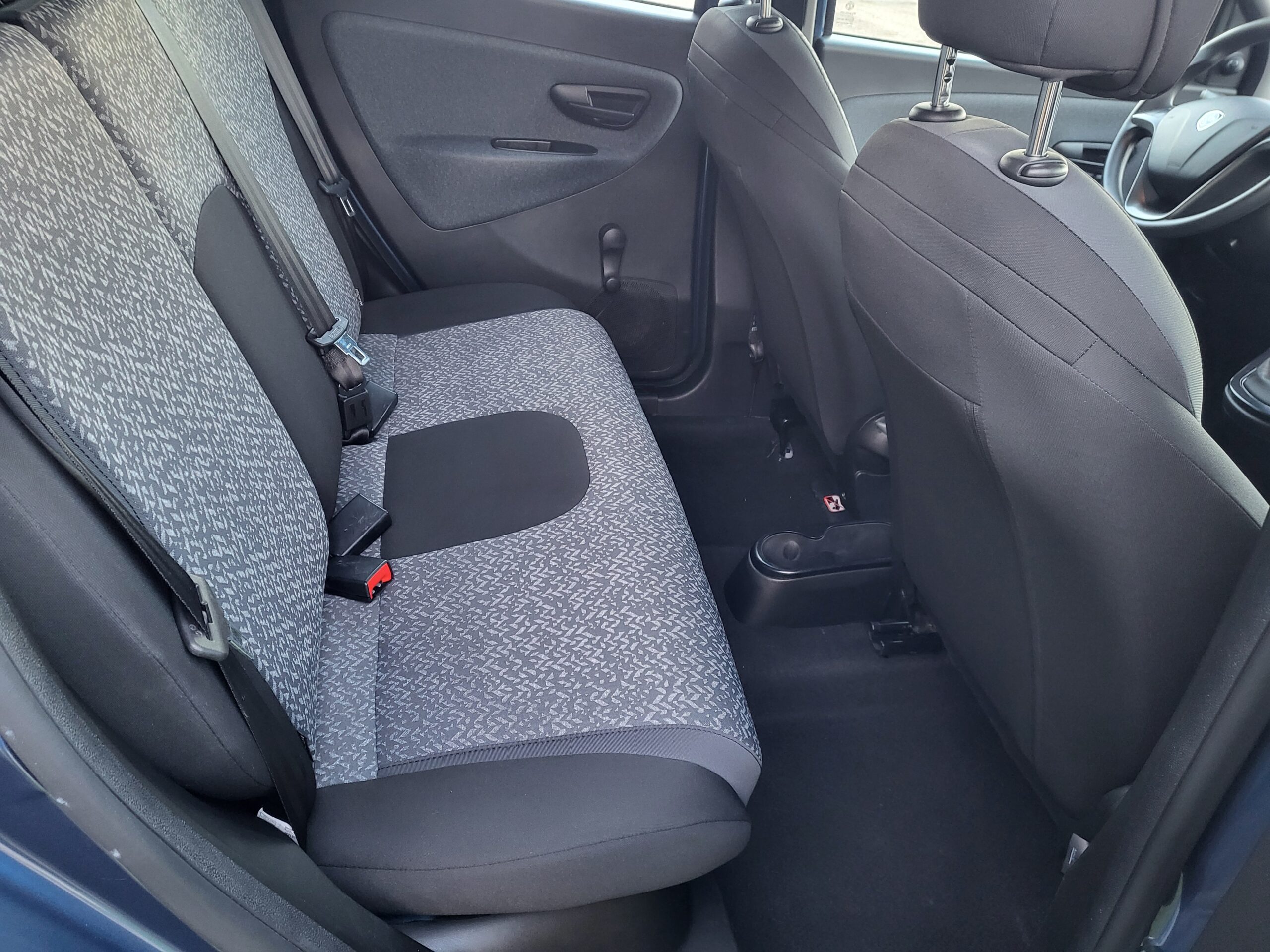 
								LANCIA YPSILON 1.0 HYBRID SILVER completo									