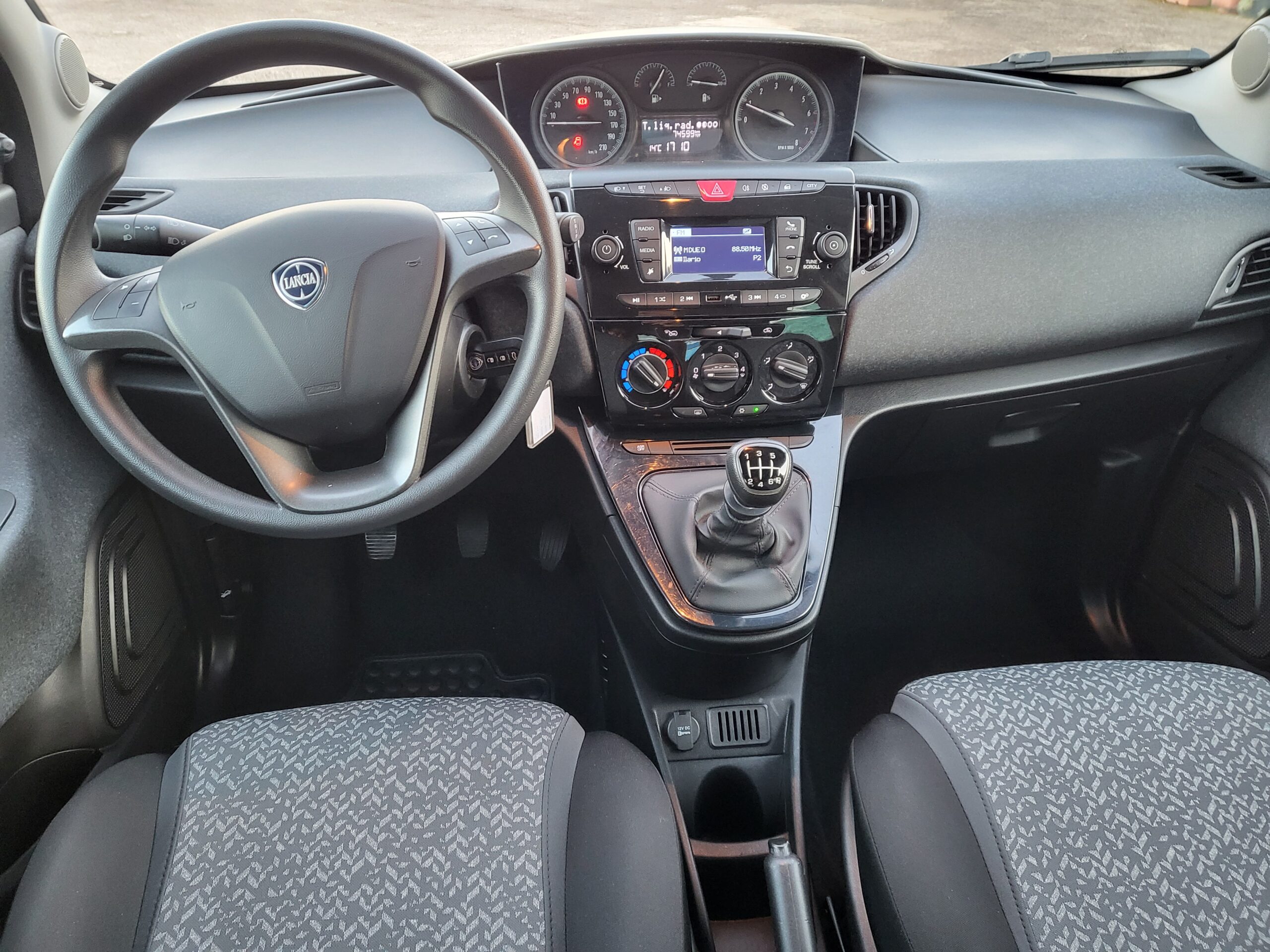 
								LANCIA YPSILON 1.0 HYBRID SILVER completo									