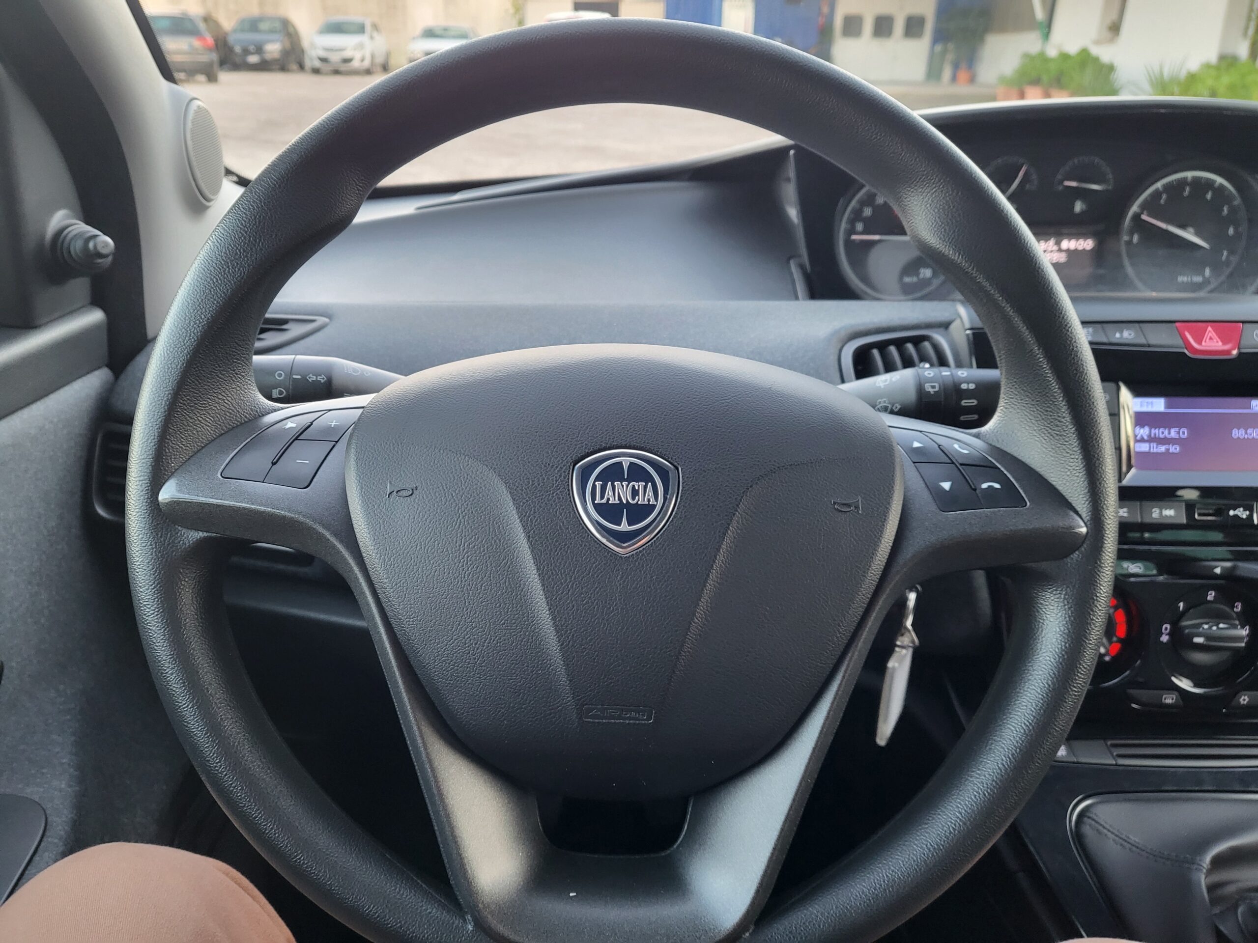 
								LANCIA YPSILON 1.0 HYBRID SILVER completo									