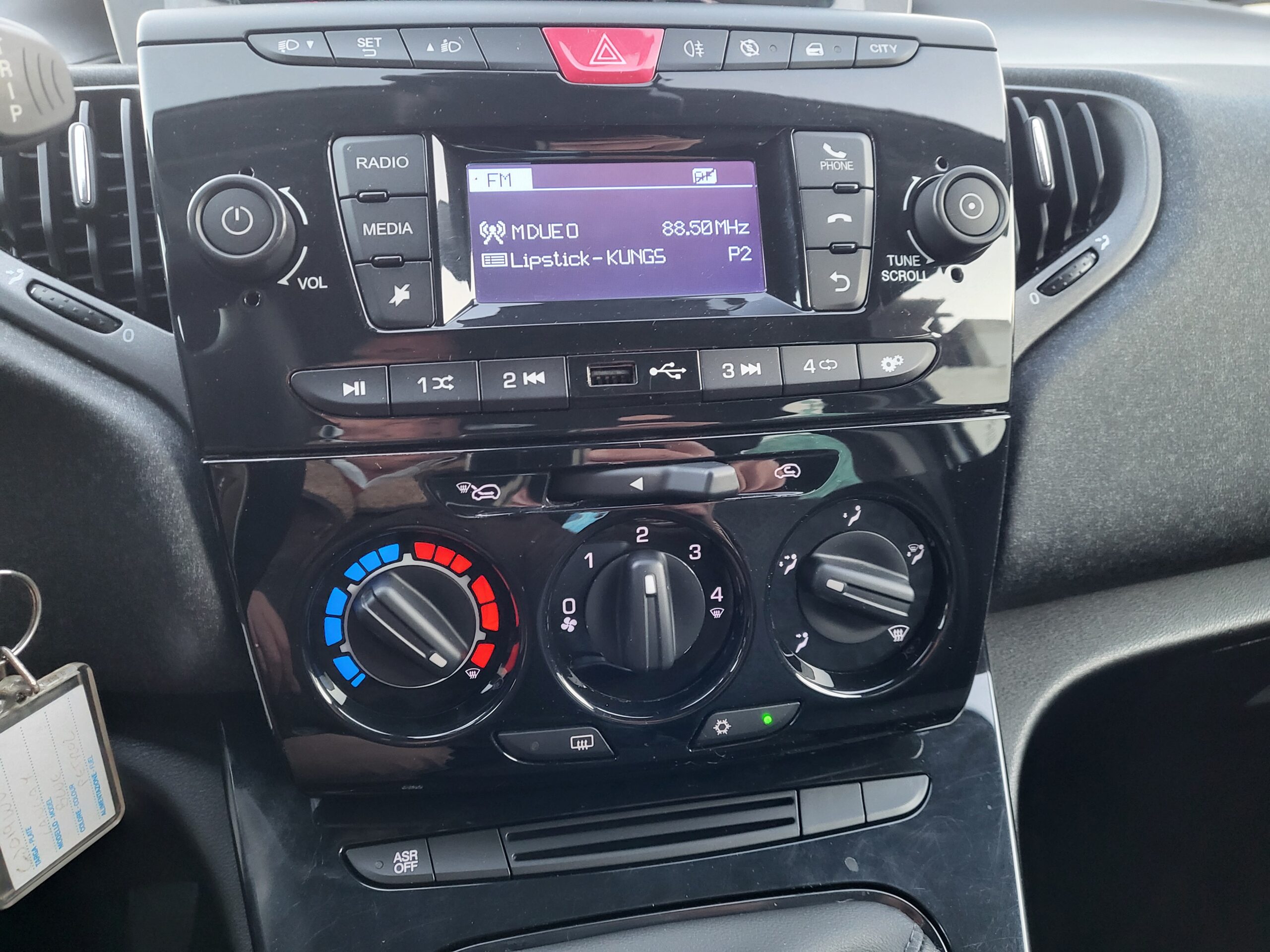 
								LANCIA YPSILON 1.0 HYBRID SILVER completo									