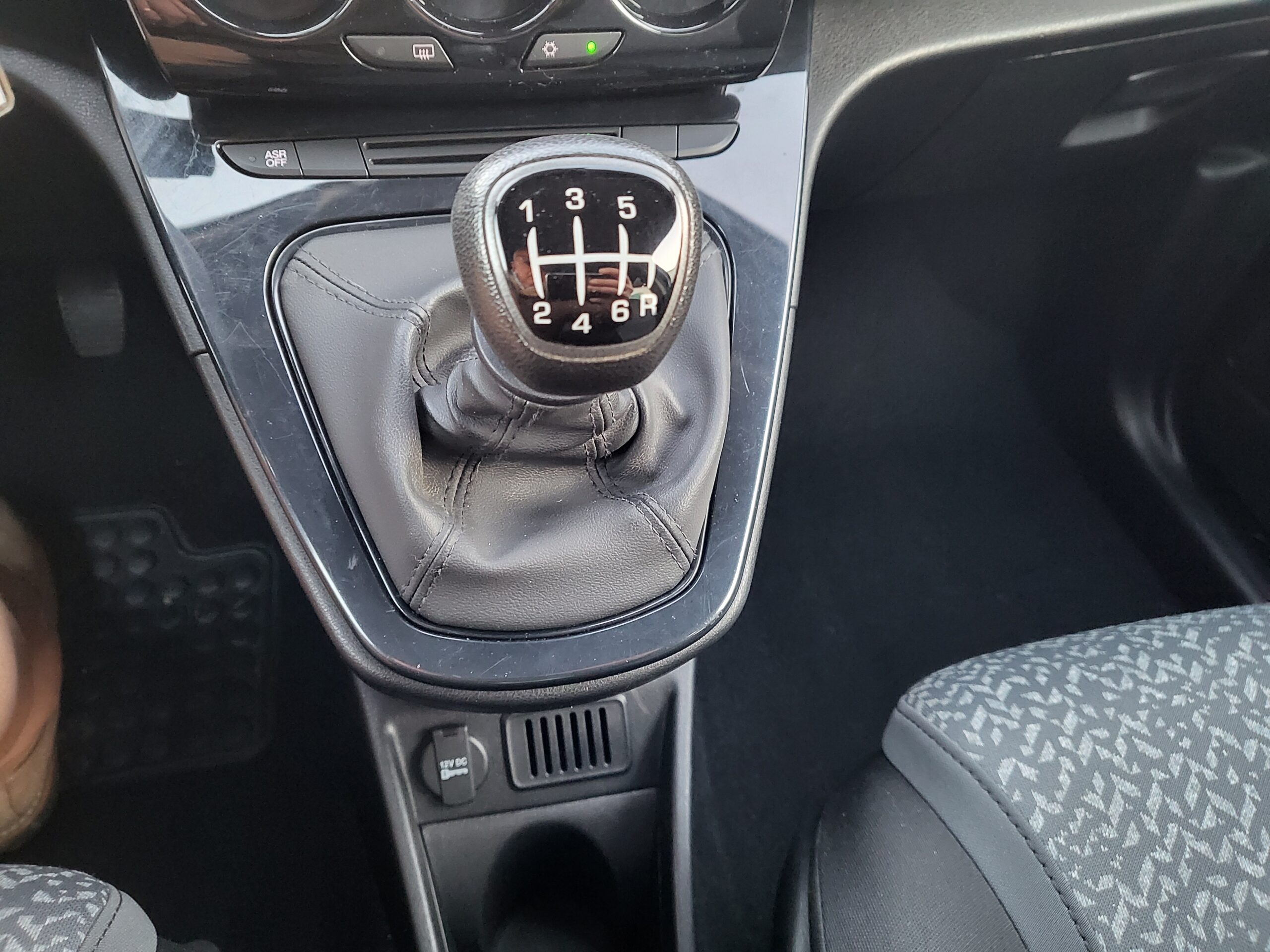 
								LANCIA YPSILON 1.0 HYBRID SILVER completo									