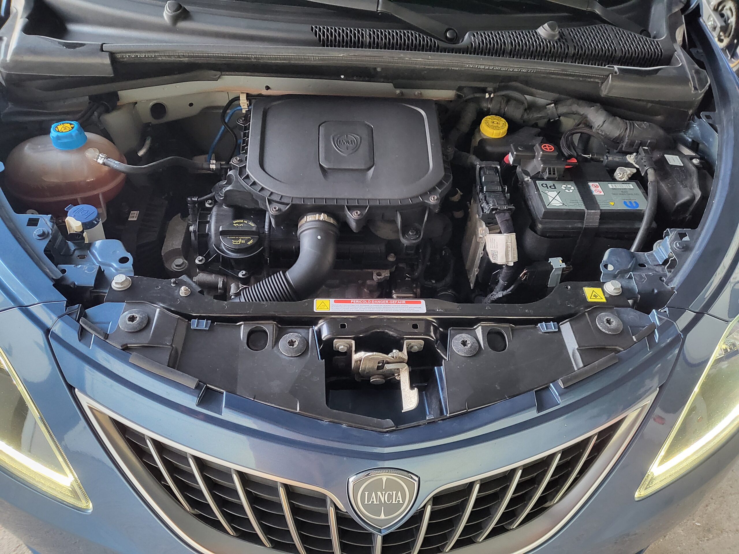 
								LANCIA YPSILON 1.0 HYBRID SILVER completo									