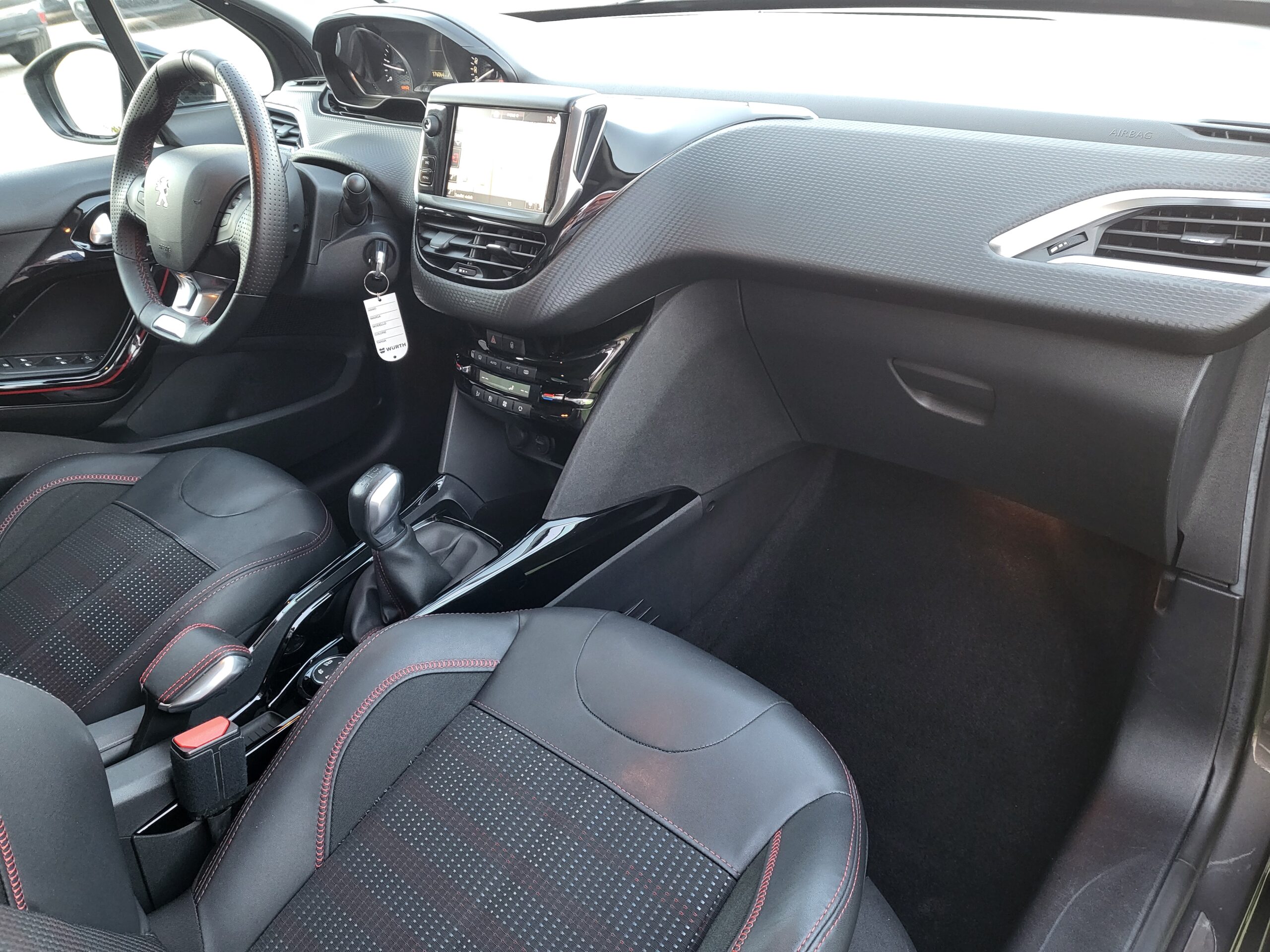 
								PEUGEOT 2008 1.6 BlueHDI GT-LINE completo									